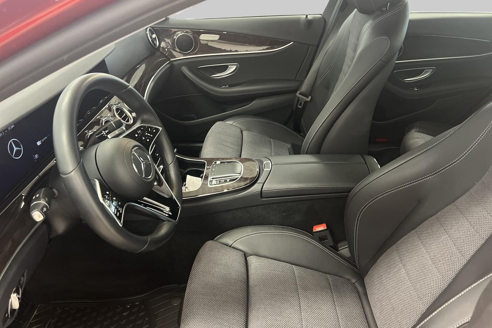 Mercedes-Benz E iso kuva 9