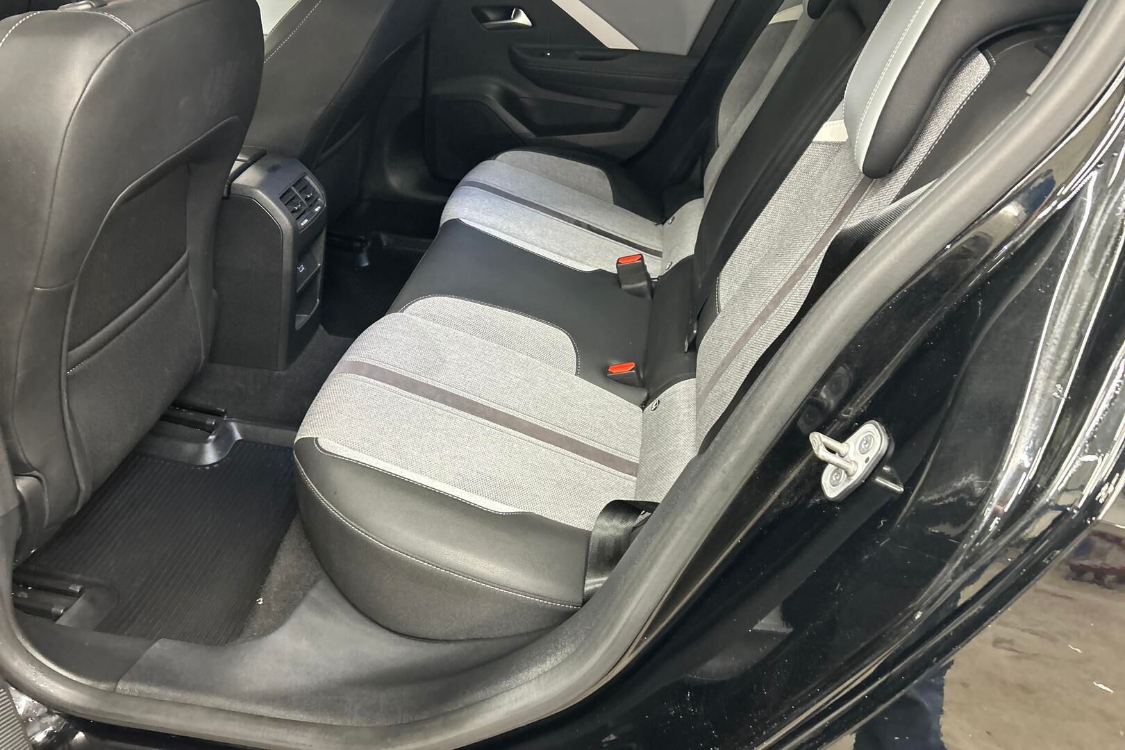 Opel Astra iso kuva 10