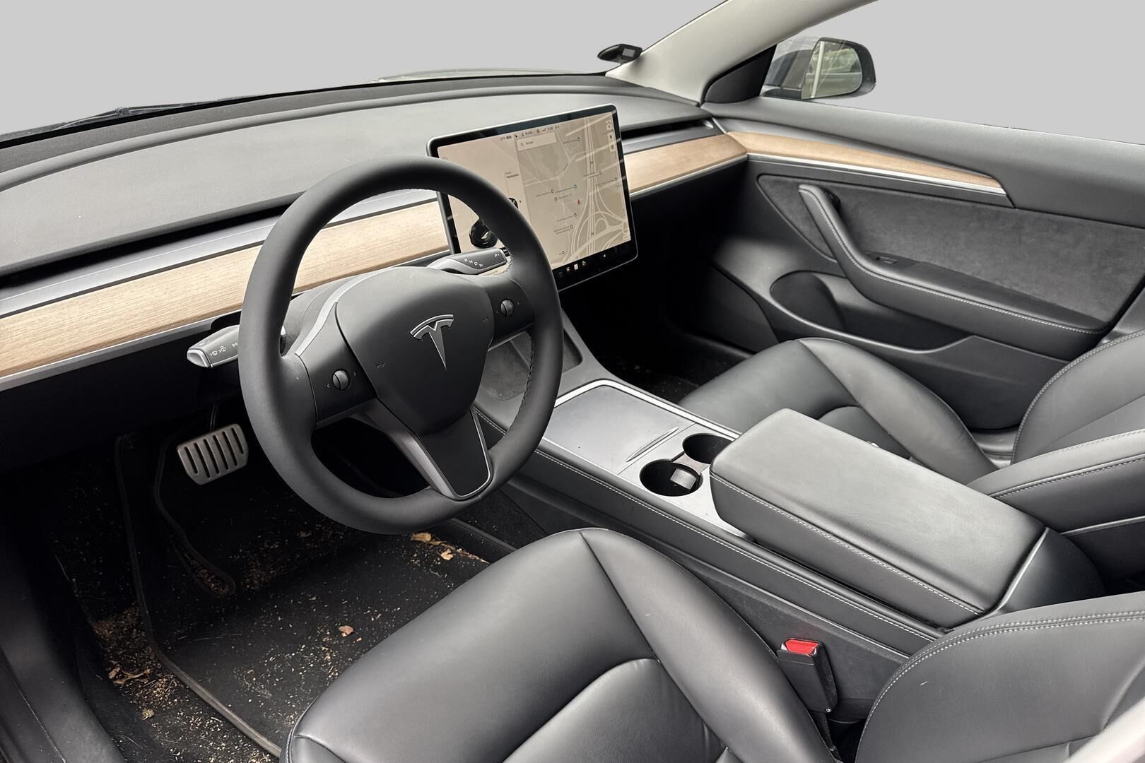 Tesla Model 3 iso kuva 2