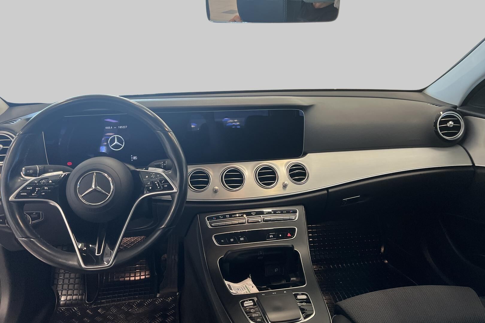Mercedes-Benz E iso kuva 7