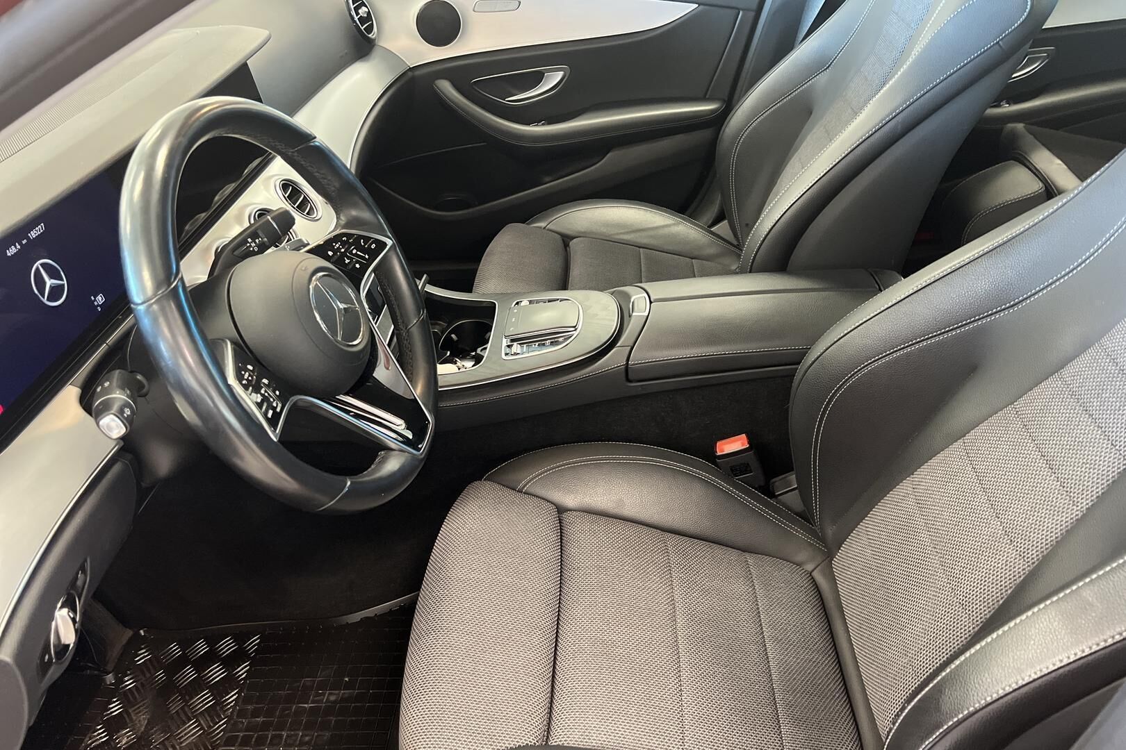 Mercedes-Benz E iso kuva 6