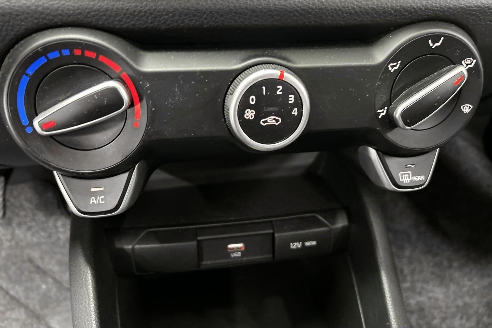 Kia Stonic iso kuva 18