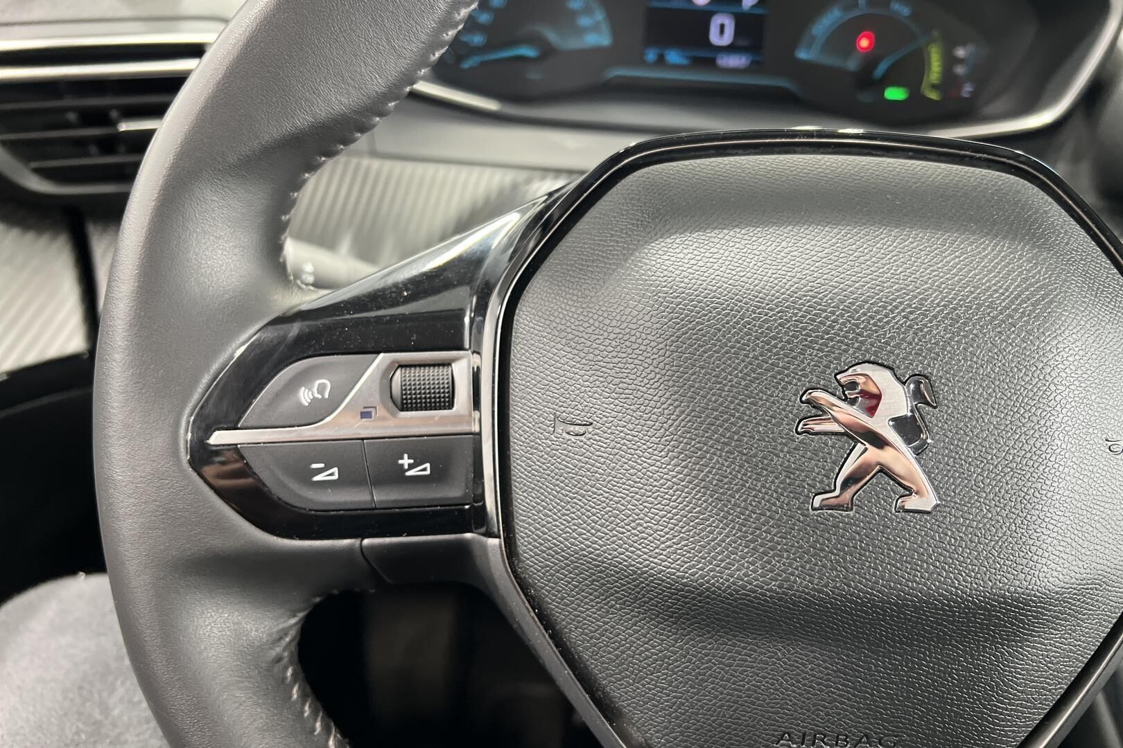 Peugeot e-2008 iso kuva 13
