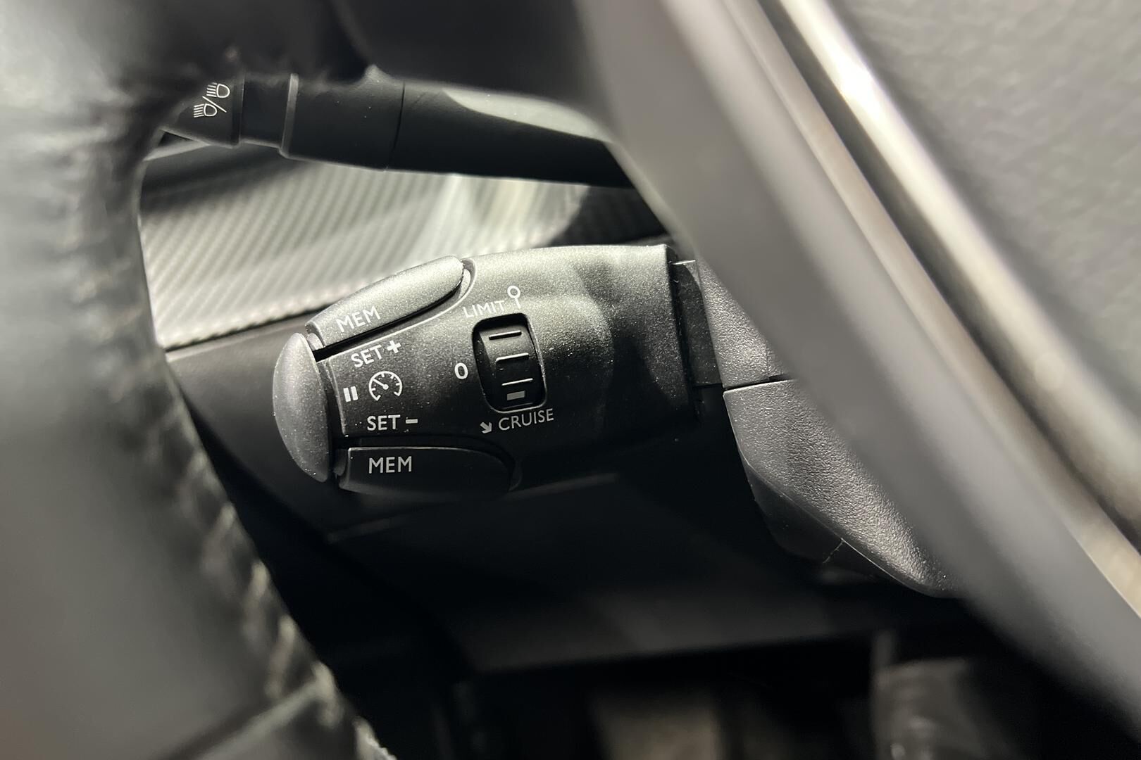 Peugeot e-2008 iso kuva 31