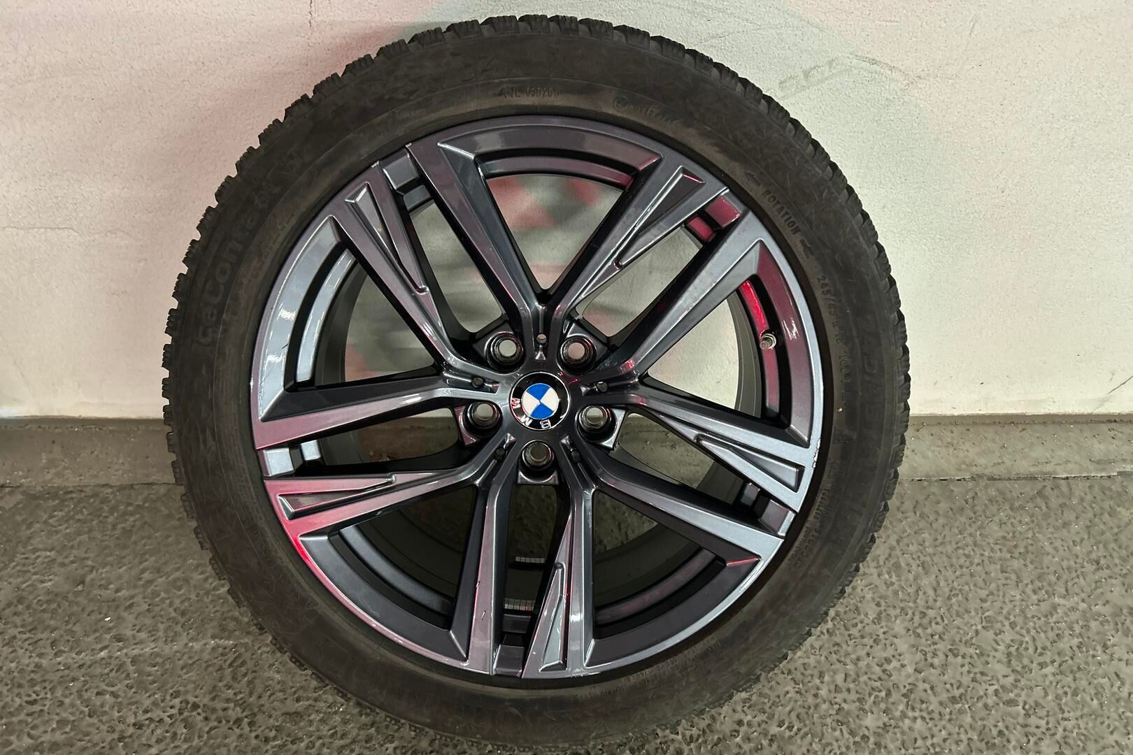 BMW i4 iso kuva 10