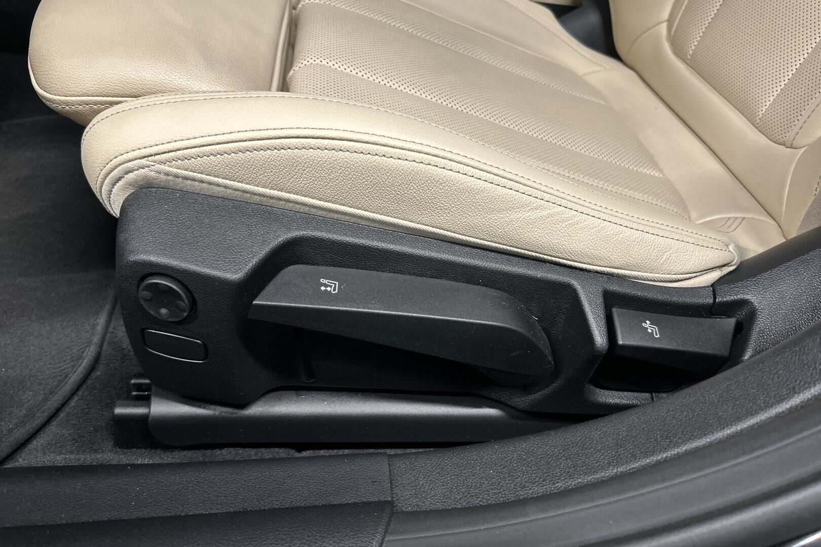 BMW i4 iso kuva 13
