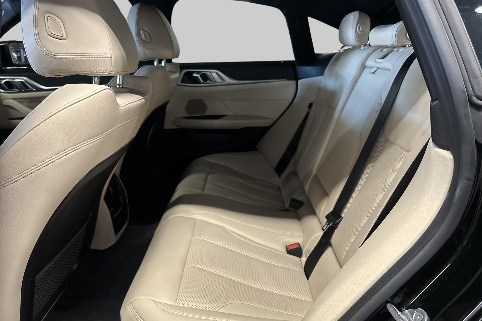 BMW i4 iso kuva 6