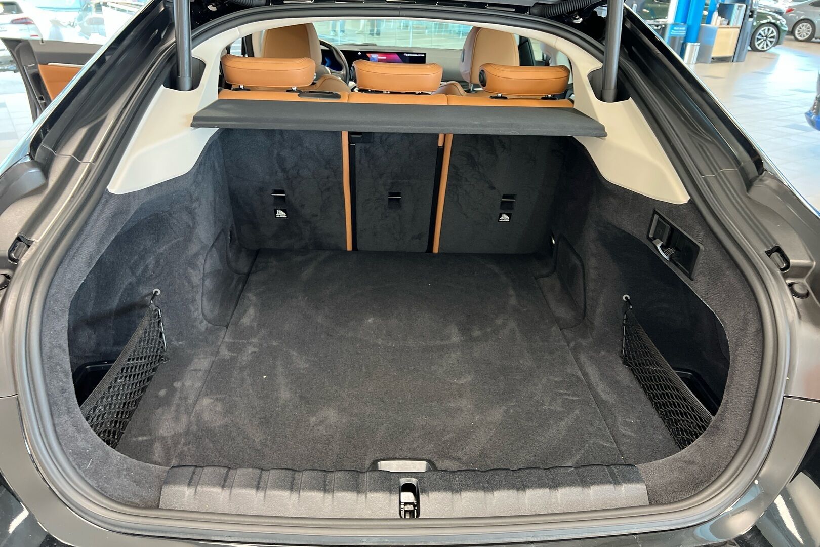BMW i4 iso kuva 9
