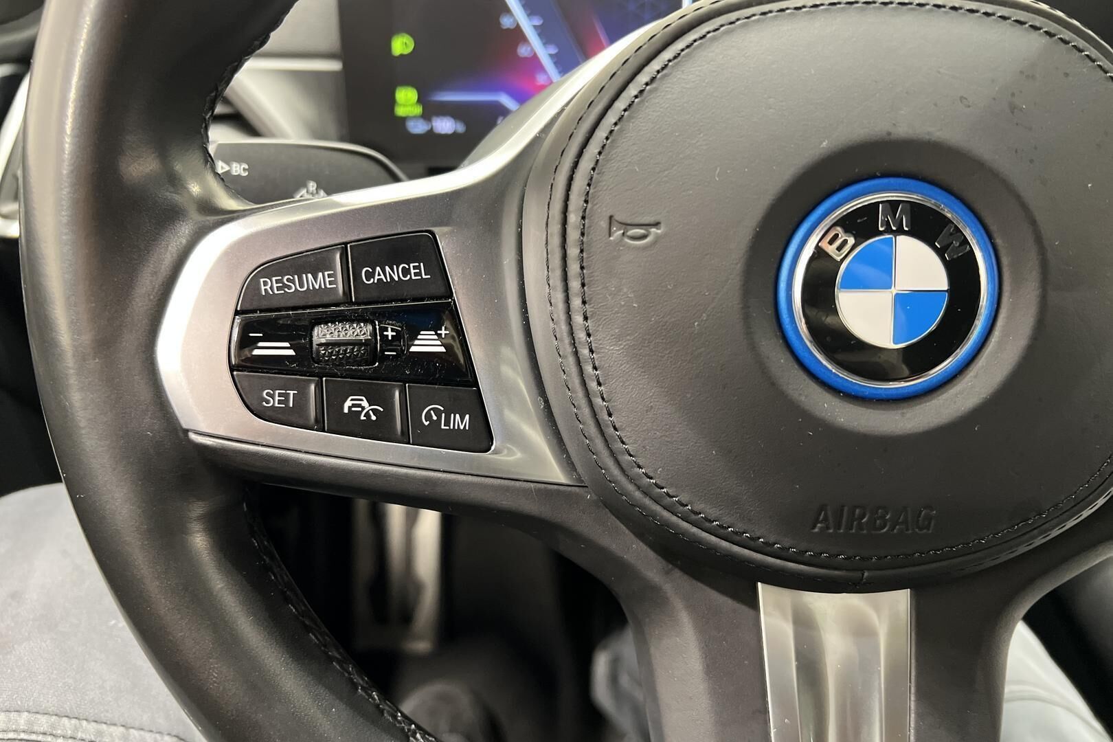 BMW i4 iso kuva 21
