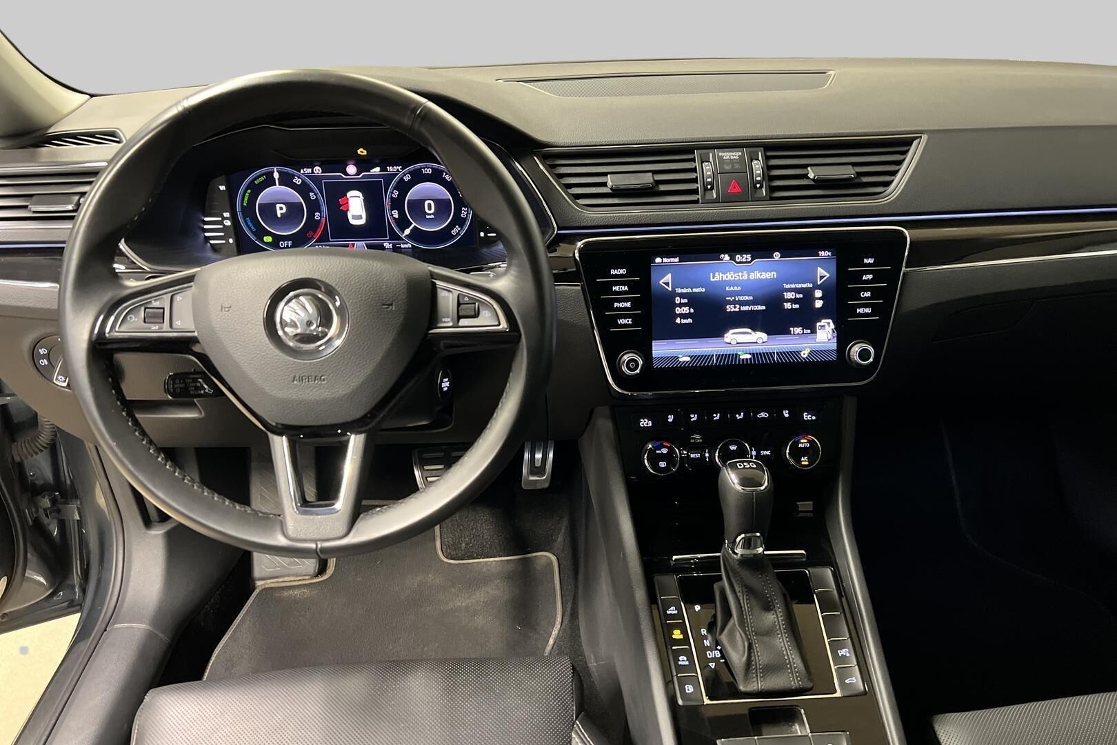 Skoda Superb iso kuva 11