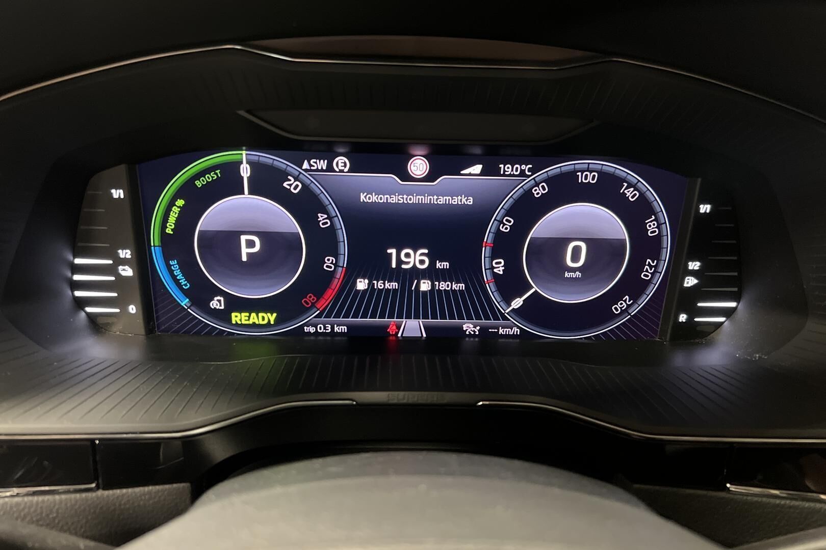 Skoda Superb iso kuva 14