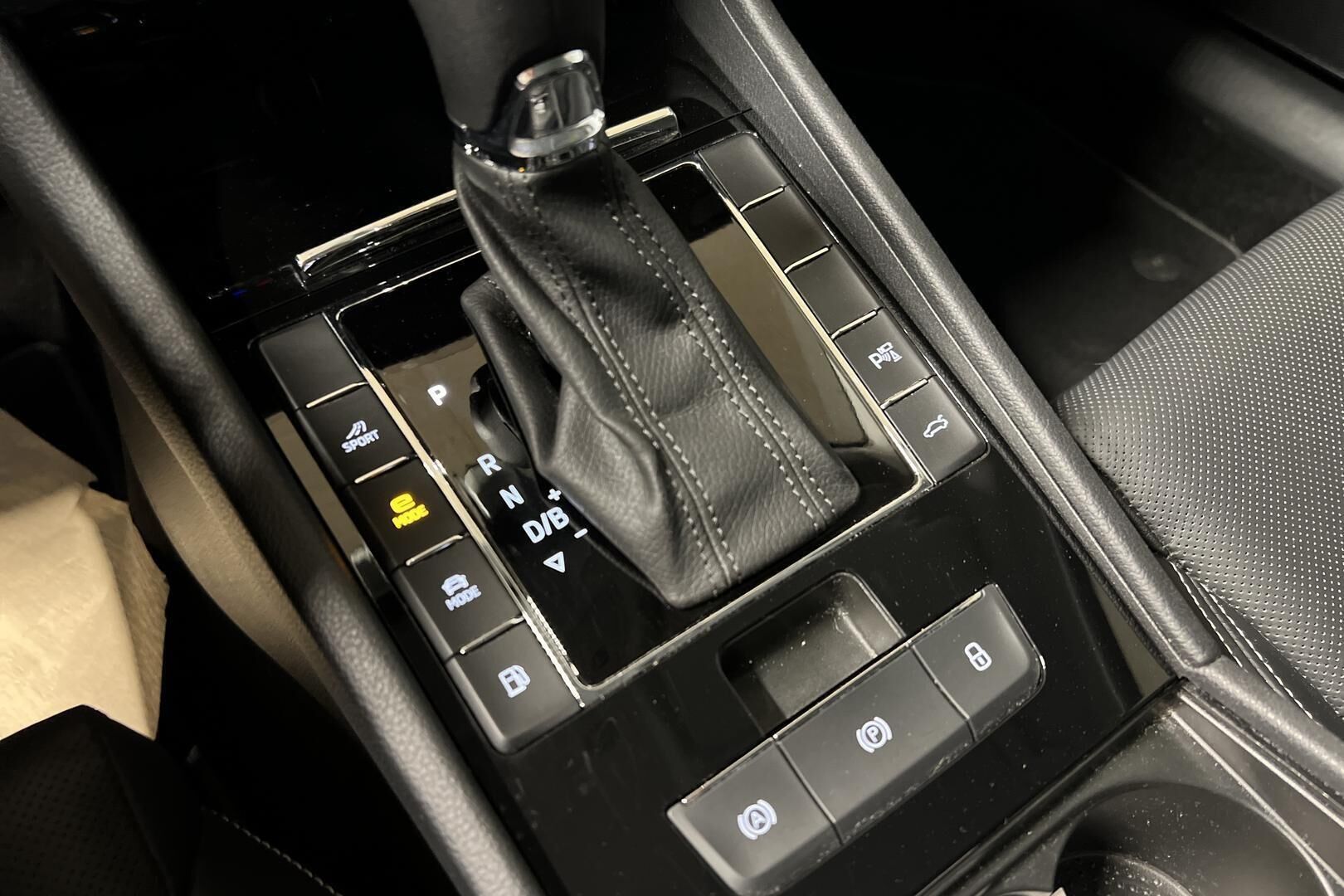 Skoda Superb iso kuva 16