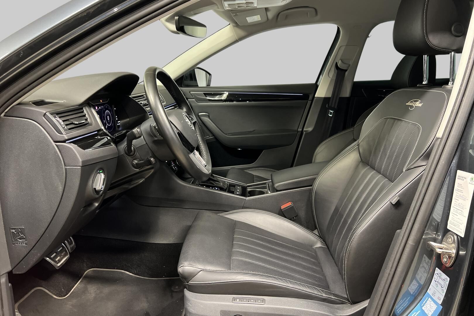 Skoda Superb iso kuva 9