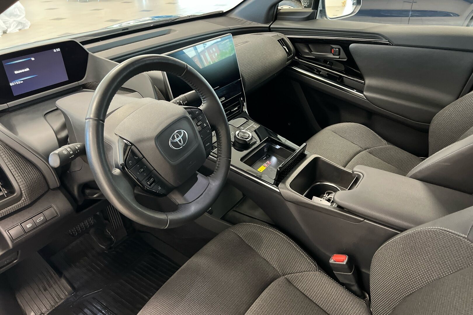 Toyota bZ4X iso kuva 7
