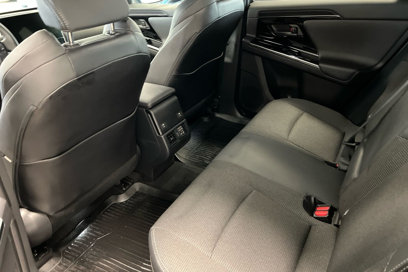 Toyota bZ4X iso kuva 8