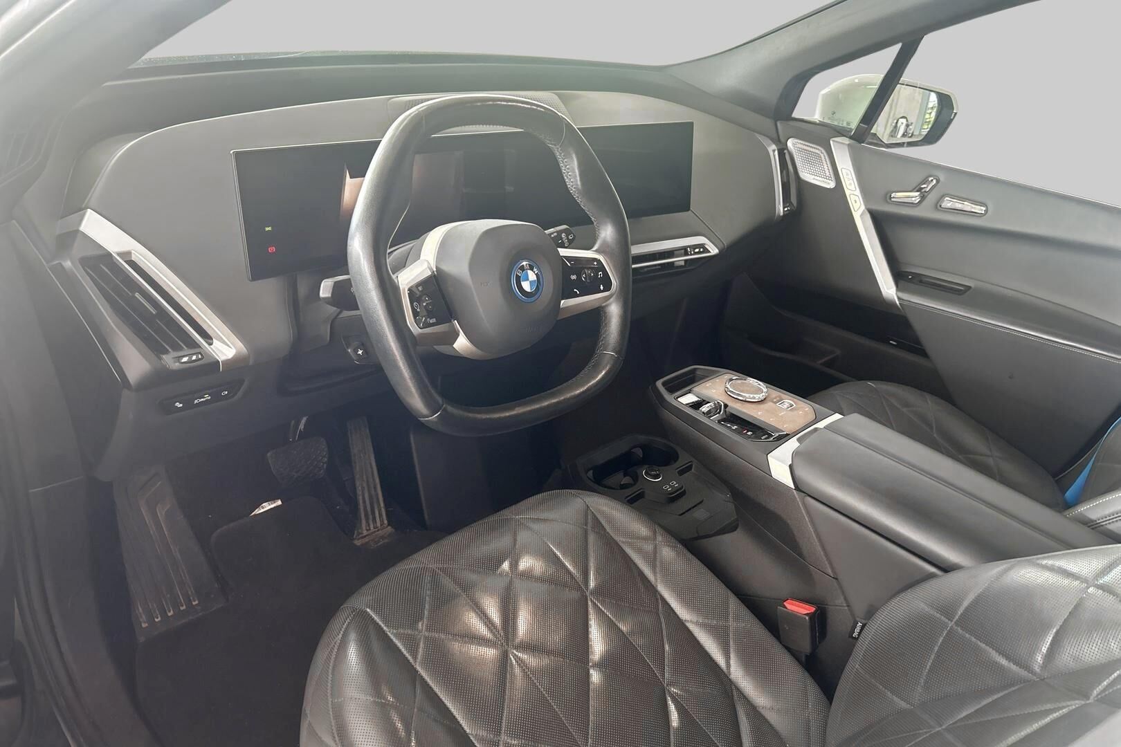 BMW iX iso kuva 1