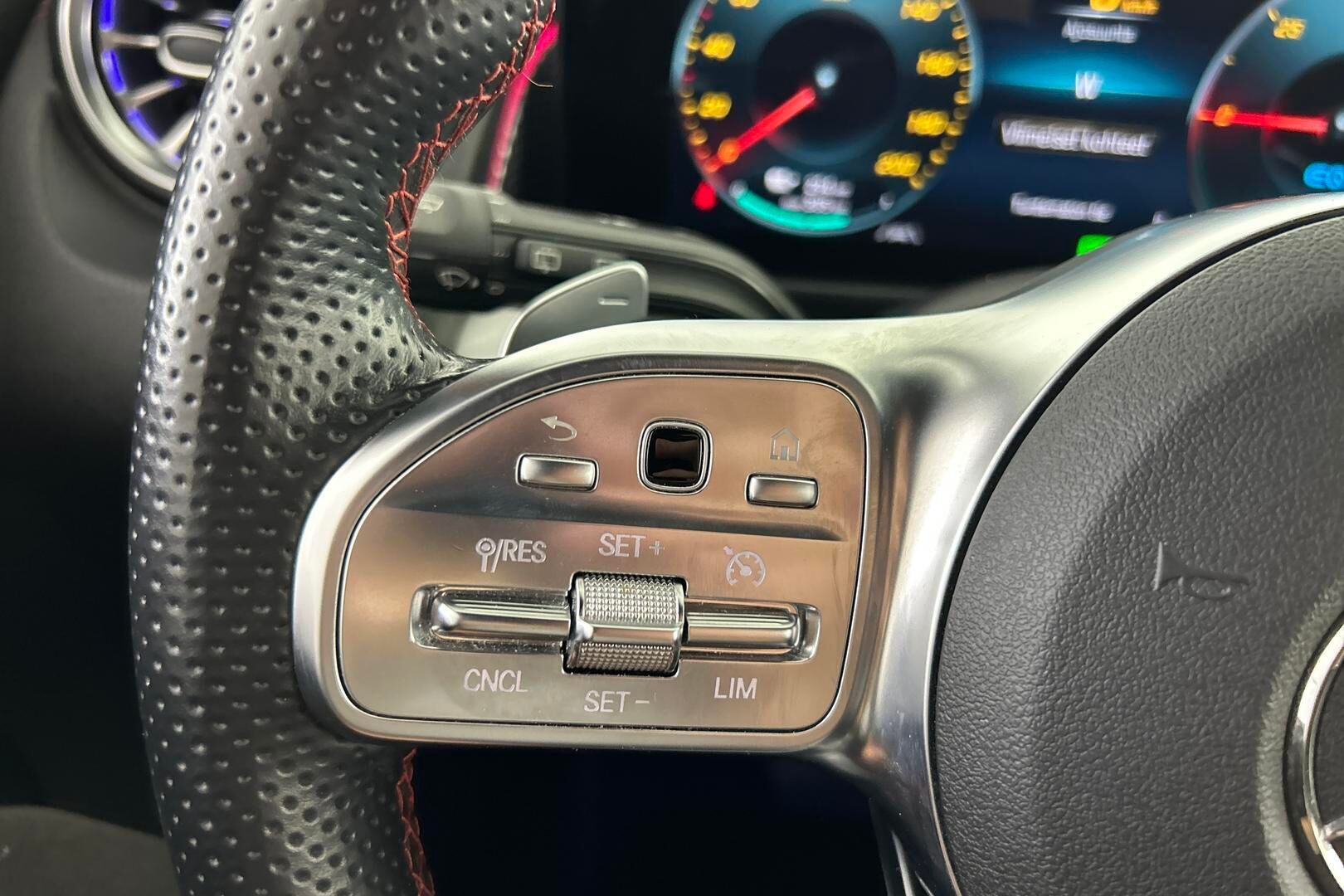 Mercedes-Benz EQB iso kuva 23