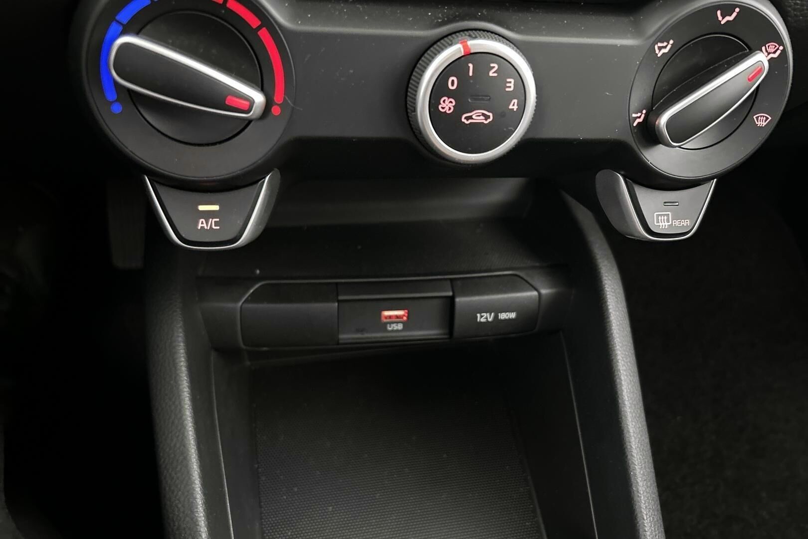 Kia Stonic iso kuva 18