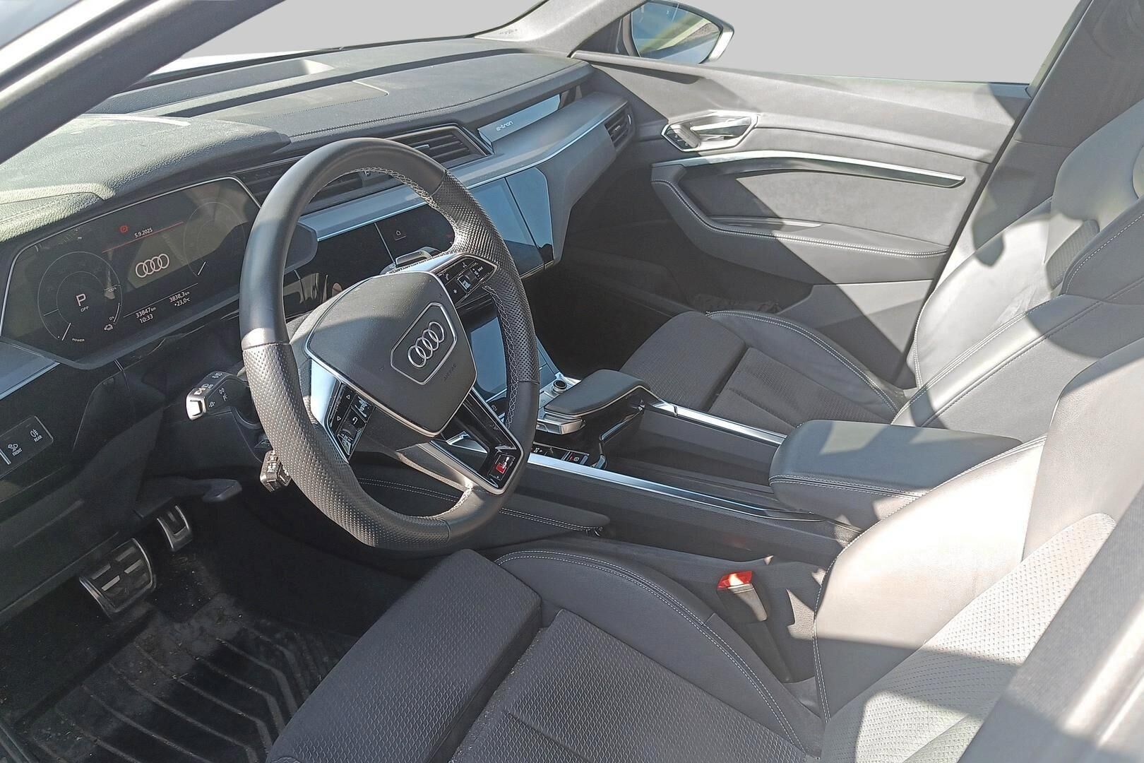 Audi Q8 e-tron iso kuva 2