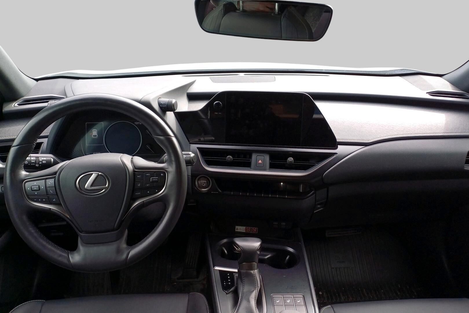 Lexus UX iso kuva 2