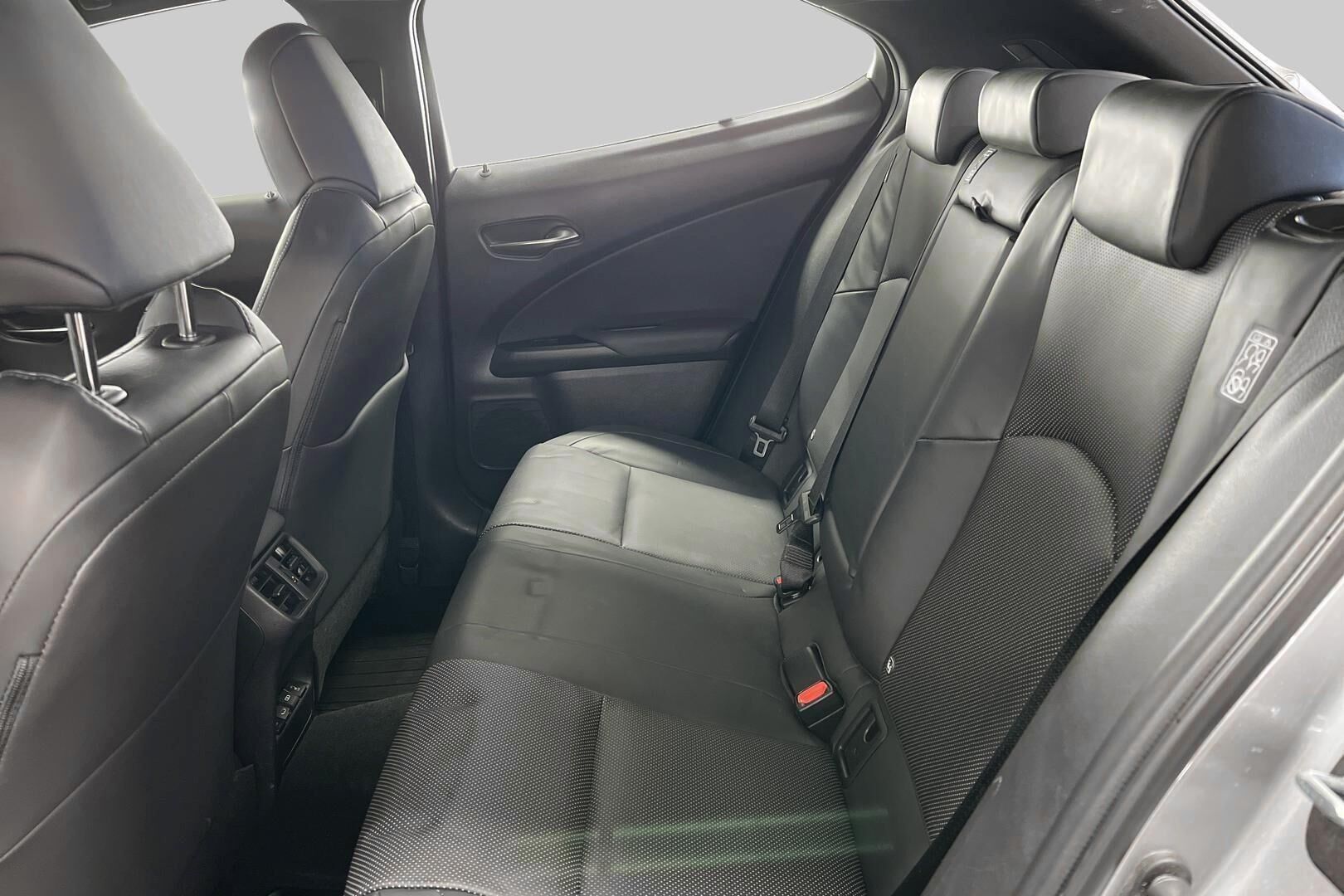 Lexus UX iso kuva 23