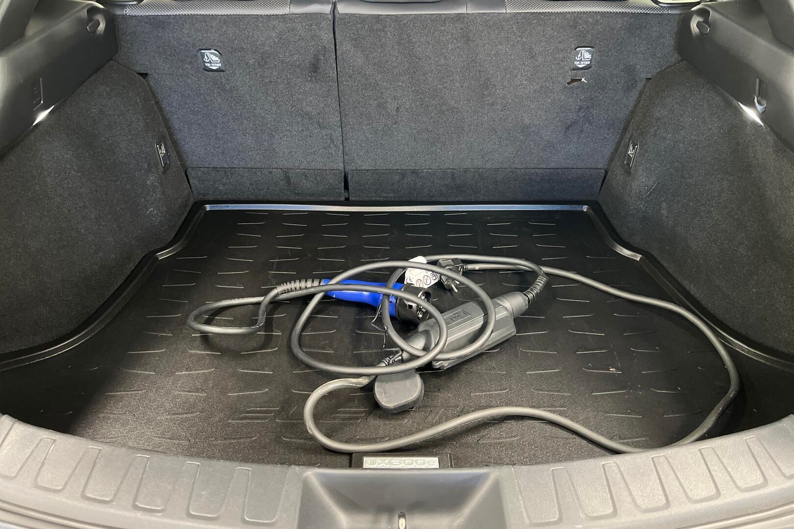 Lexus UX iso kuva 11