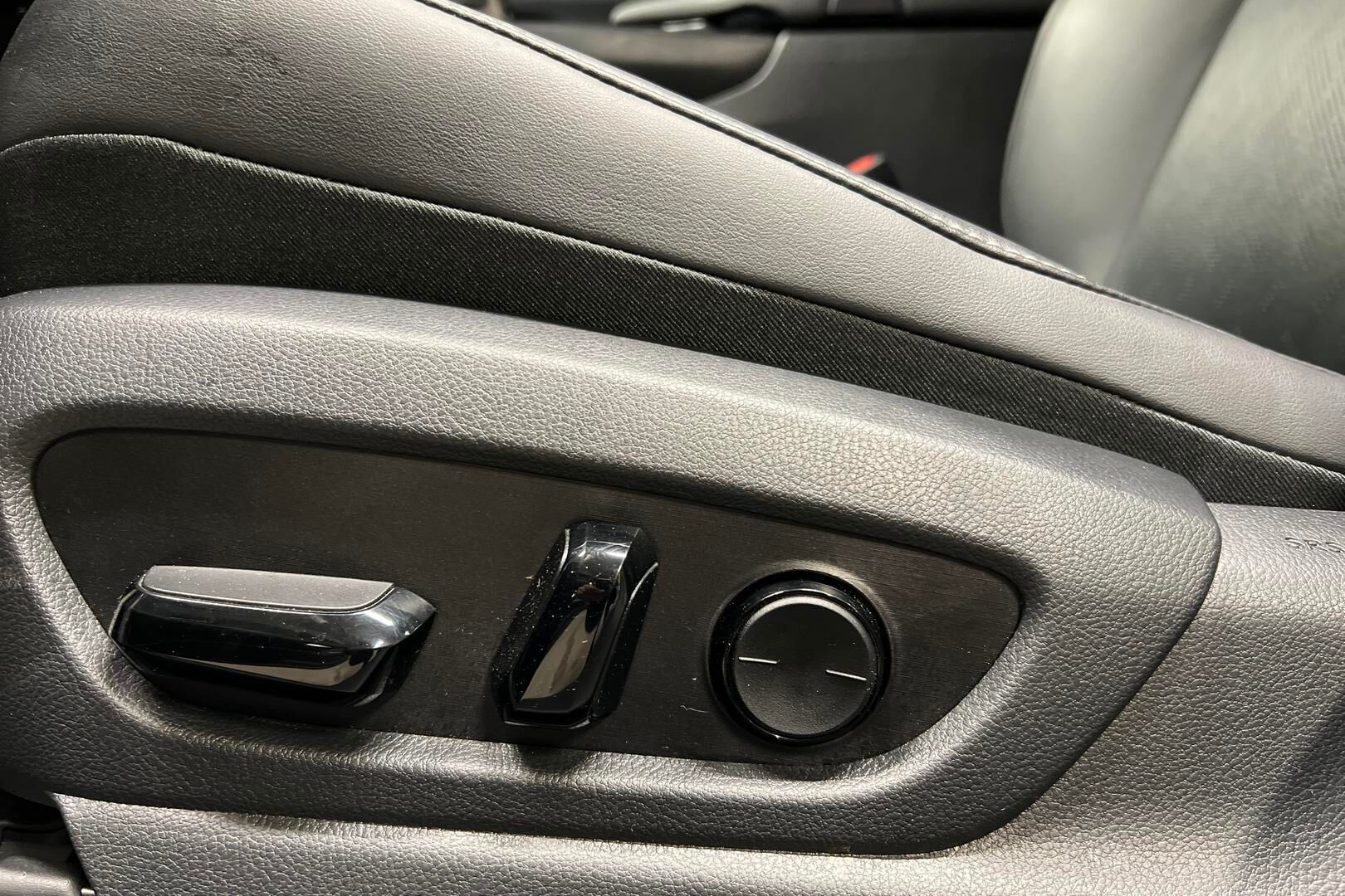 Lexus UX iso kuva 13