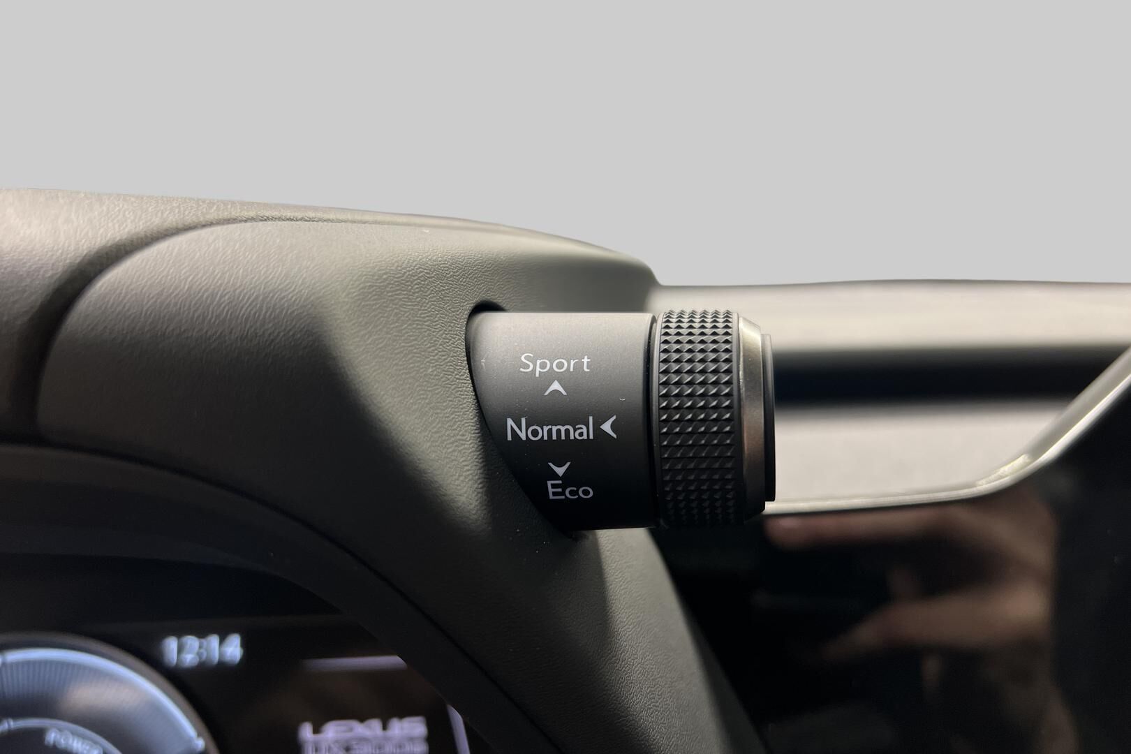 Lexus UX iso kuva 19