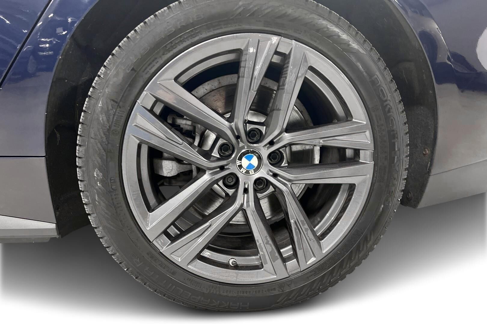 BMW i4 iso kuva 12