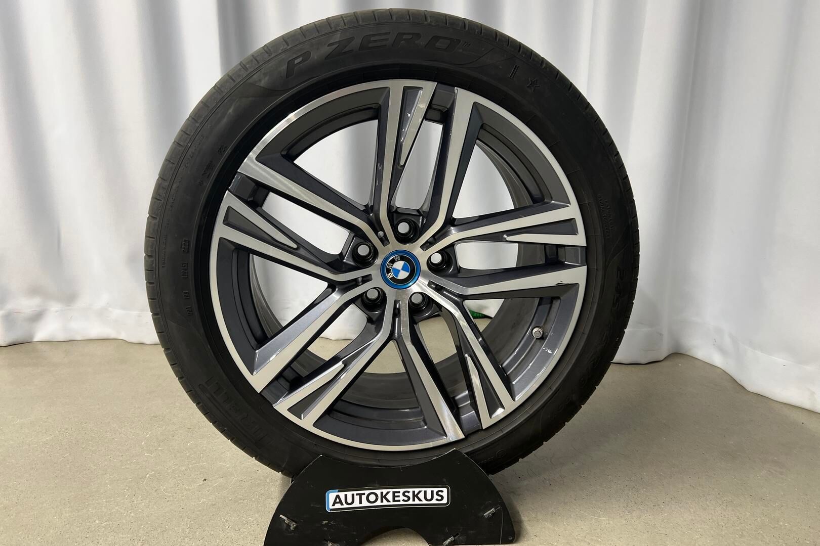 BMW i4 iso kuva 19