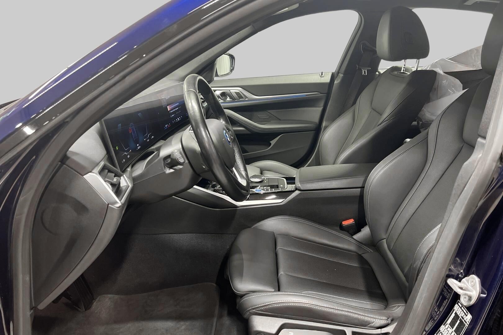 BMW i4 iso kuva 9