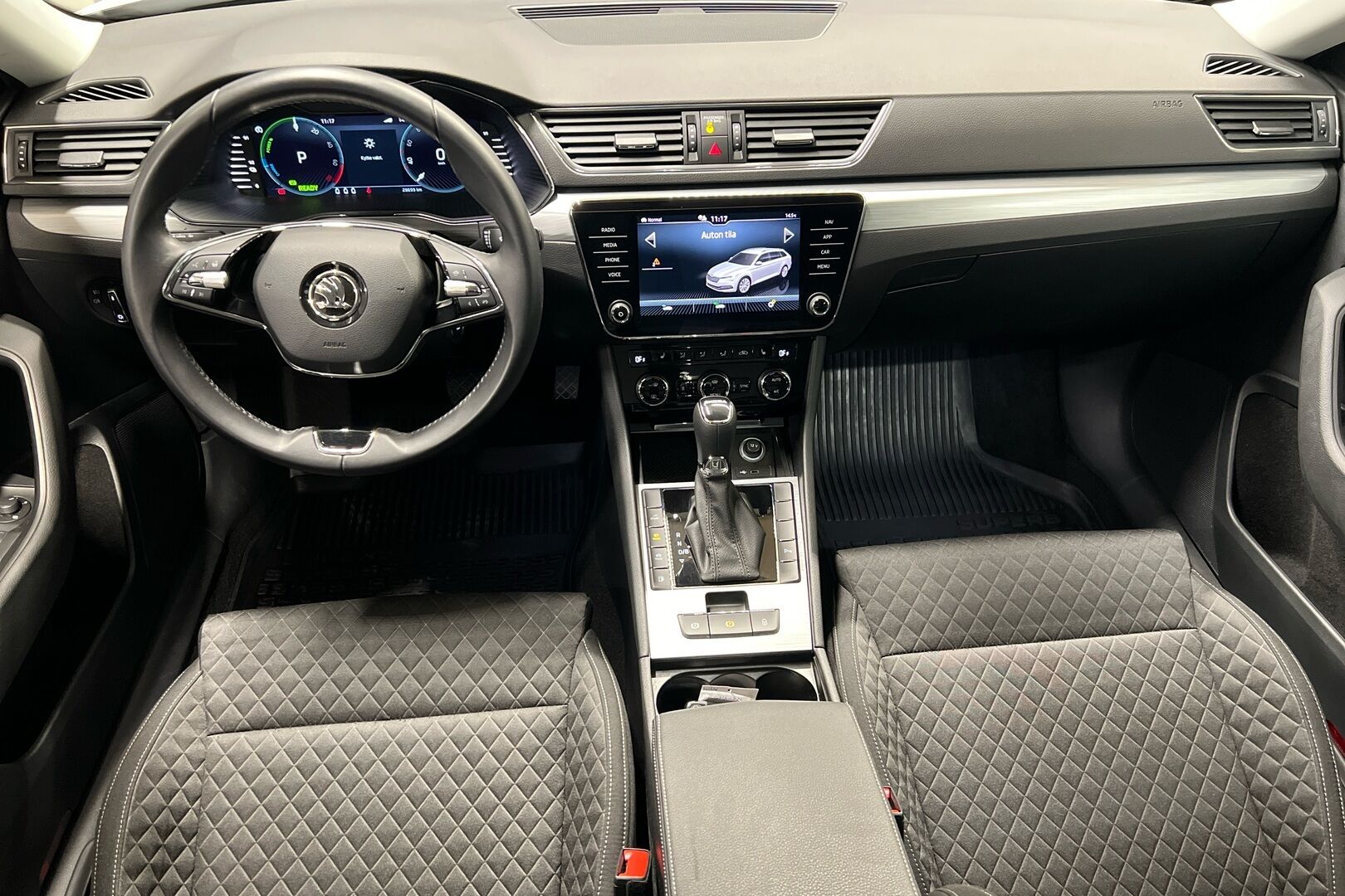 Skoda Superb iso kuva 11