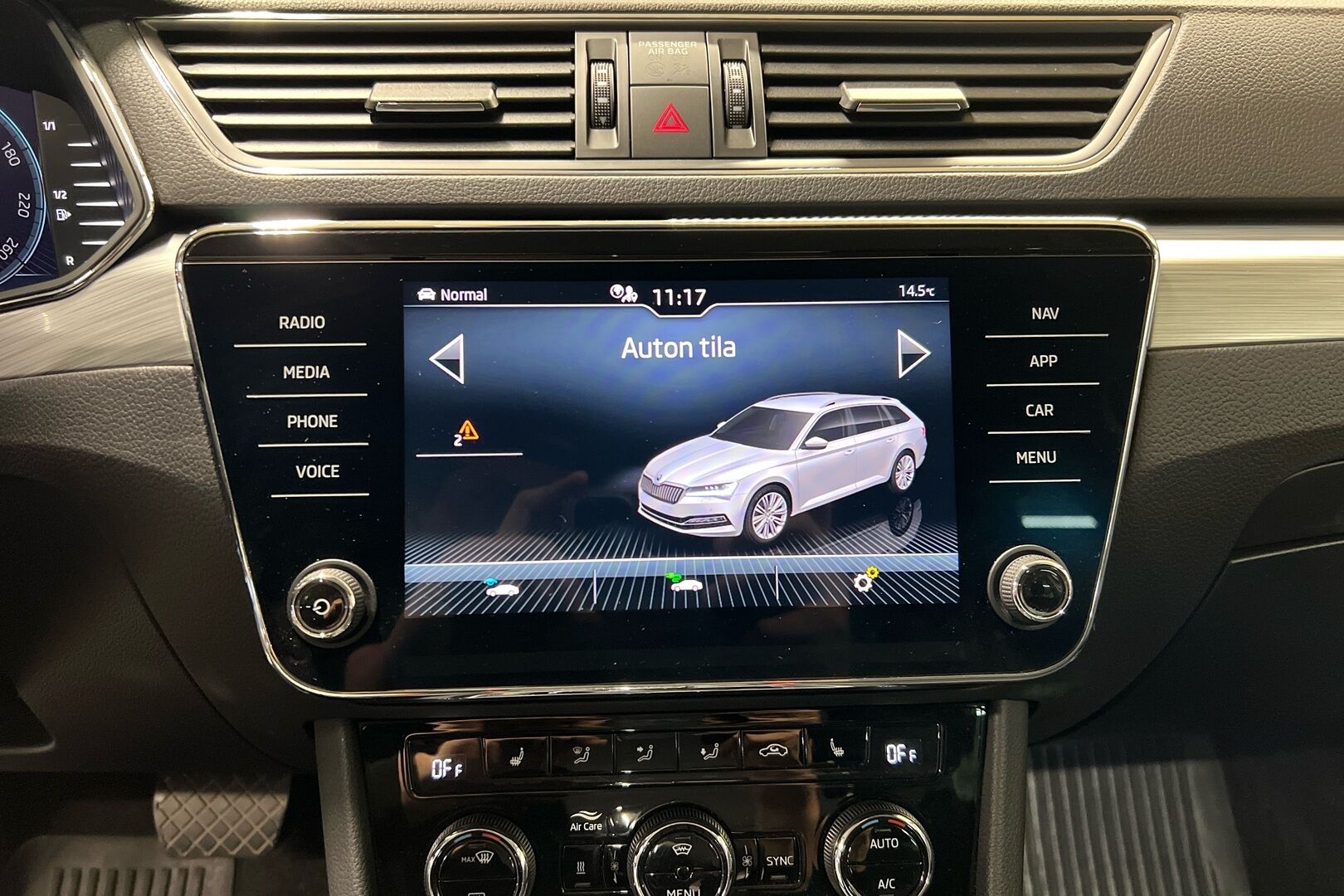 Skoda Superb iso kuva 13