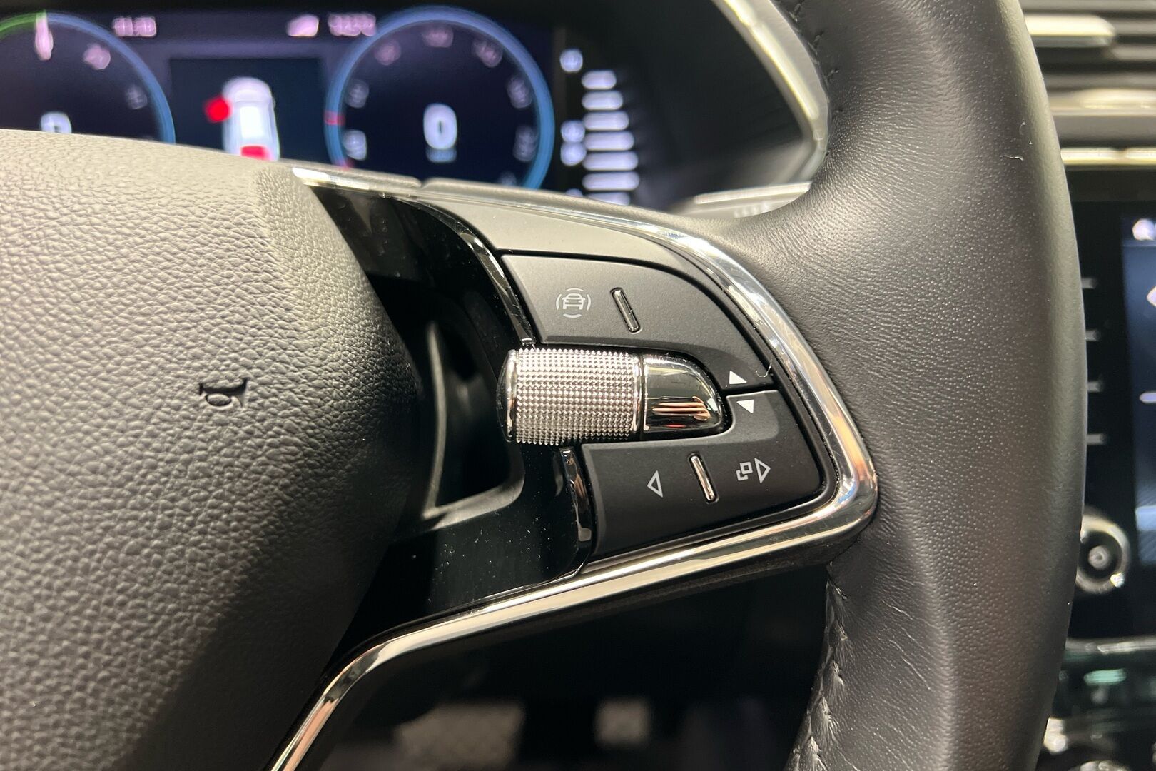 Skoda Superb iso kuva 14