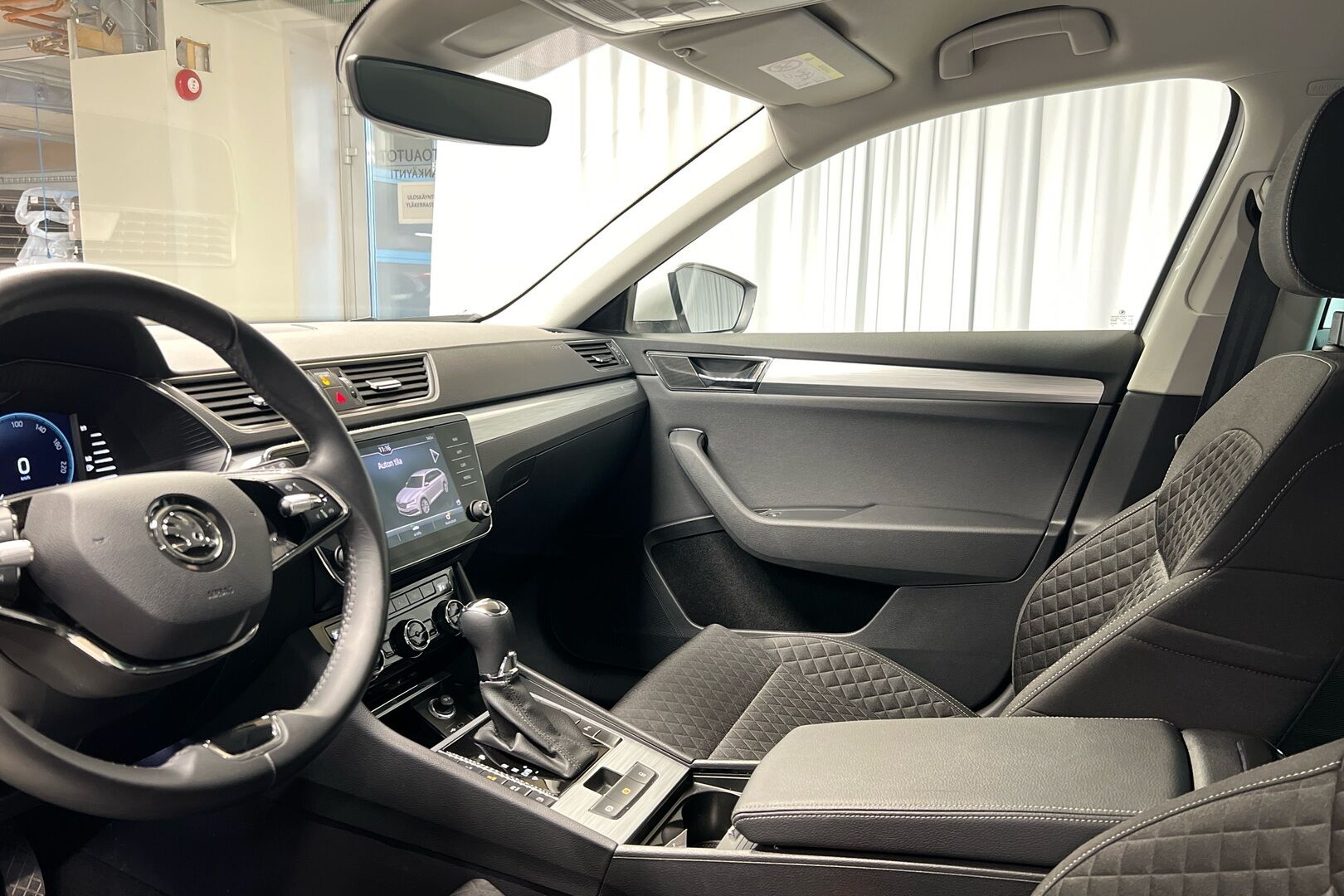Skoda Superb iso kuva 7