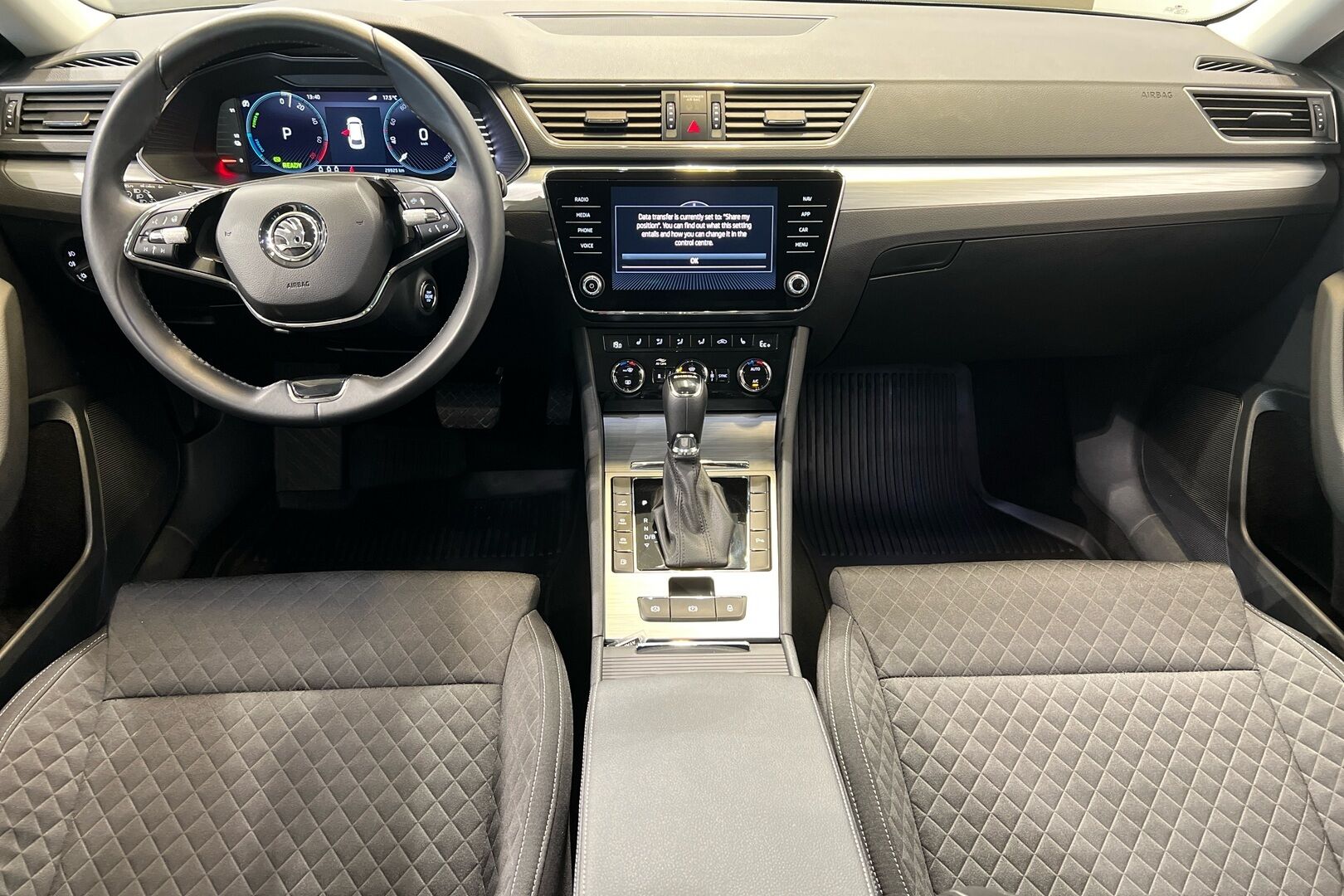 Skoda Superb iso kuva 12