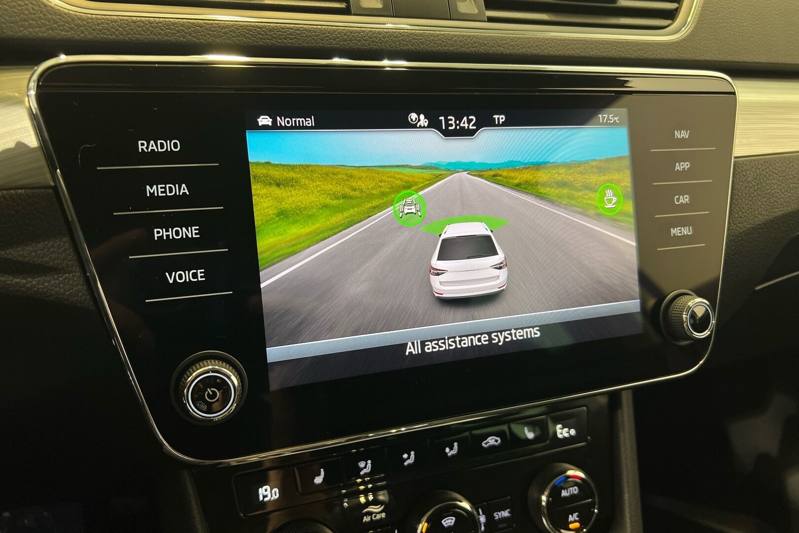 Skoda Superb iso kuva 17