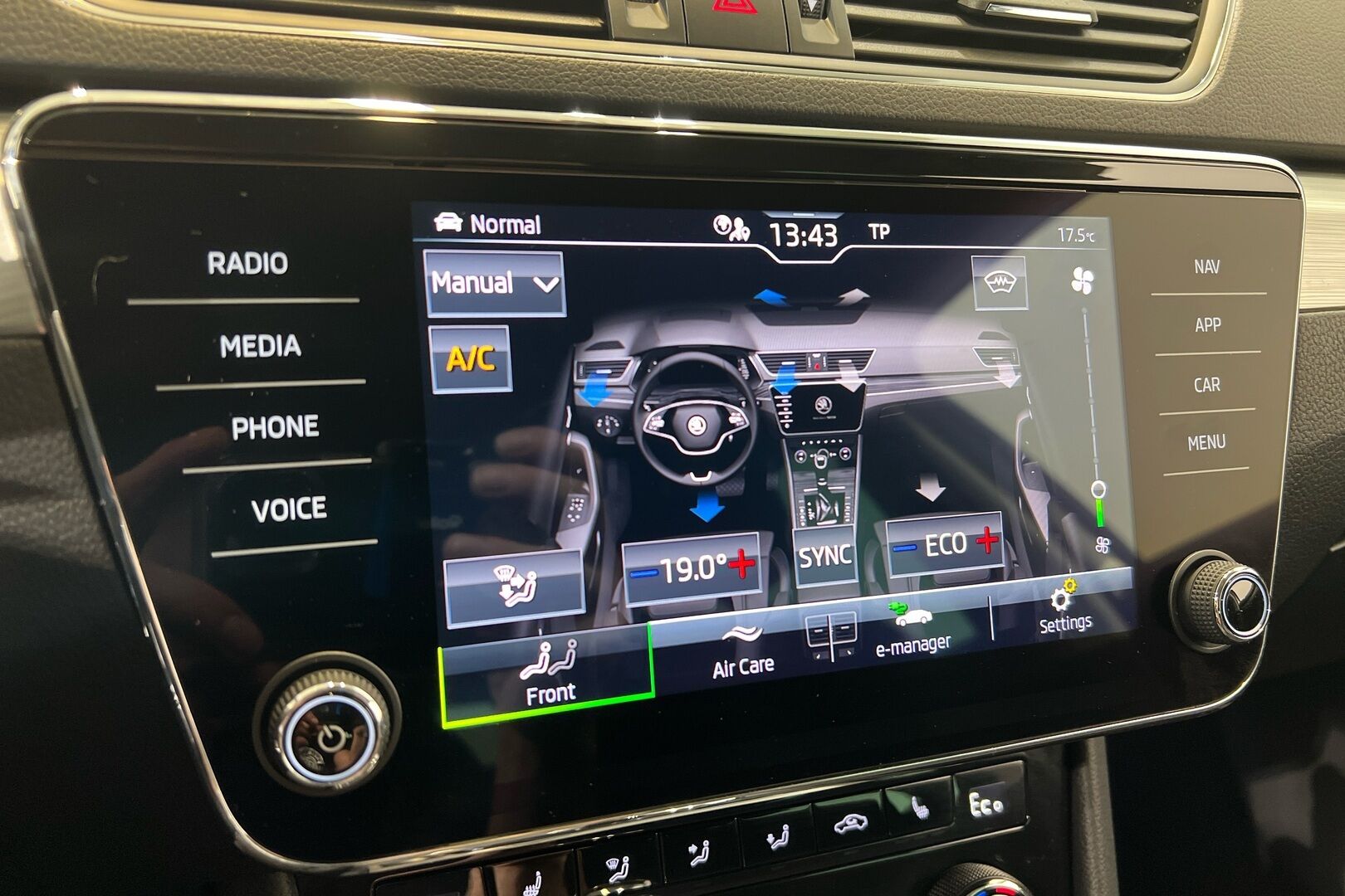 Skoda Superb iso kuva 19