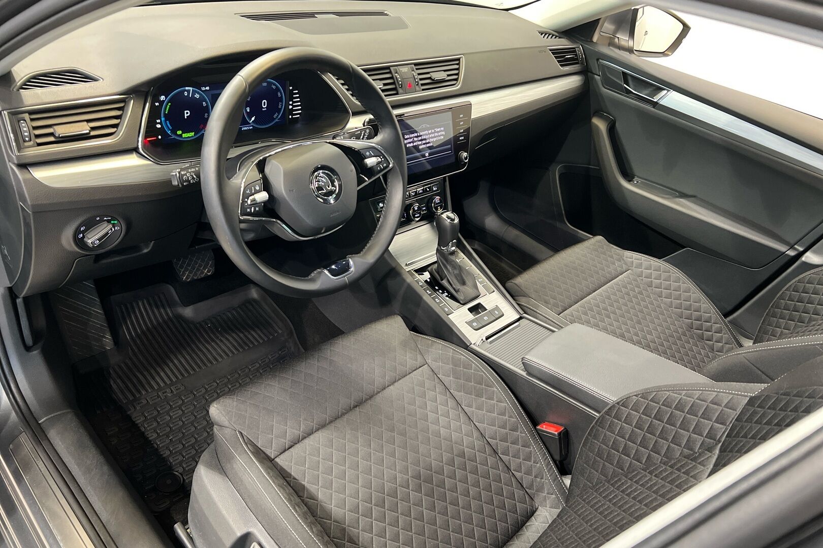 Skoda Superb iso kuva 6
