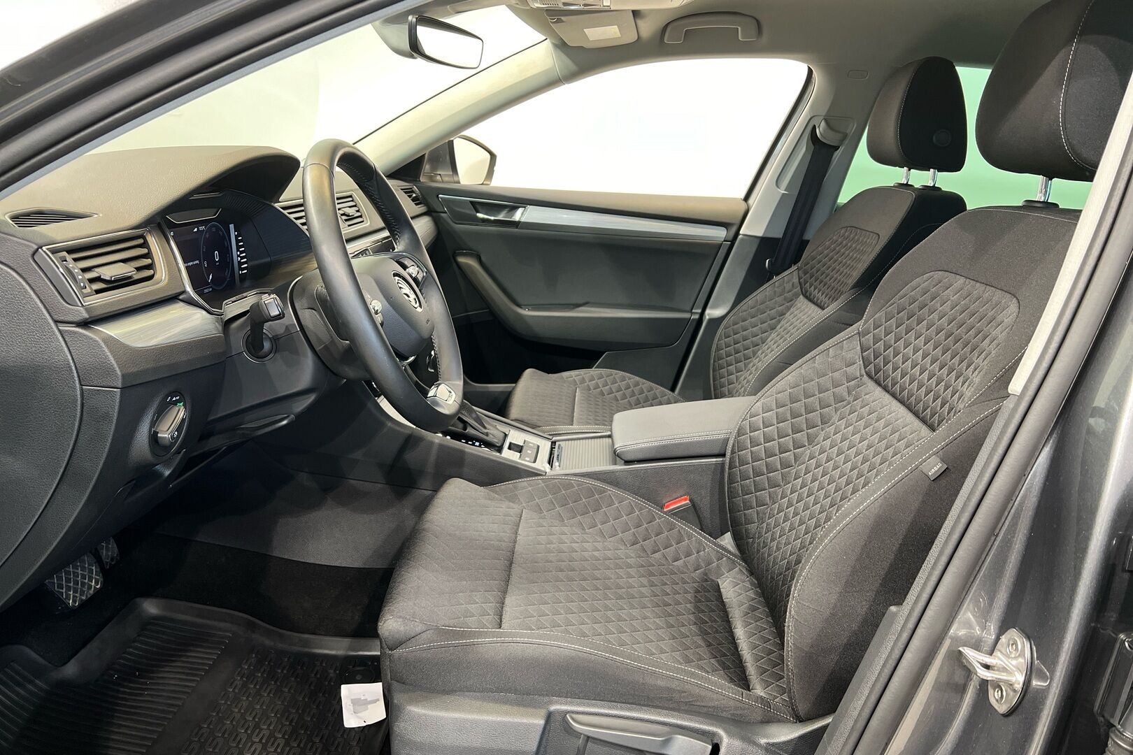 Skoda Superb iso kuva 7