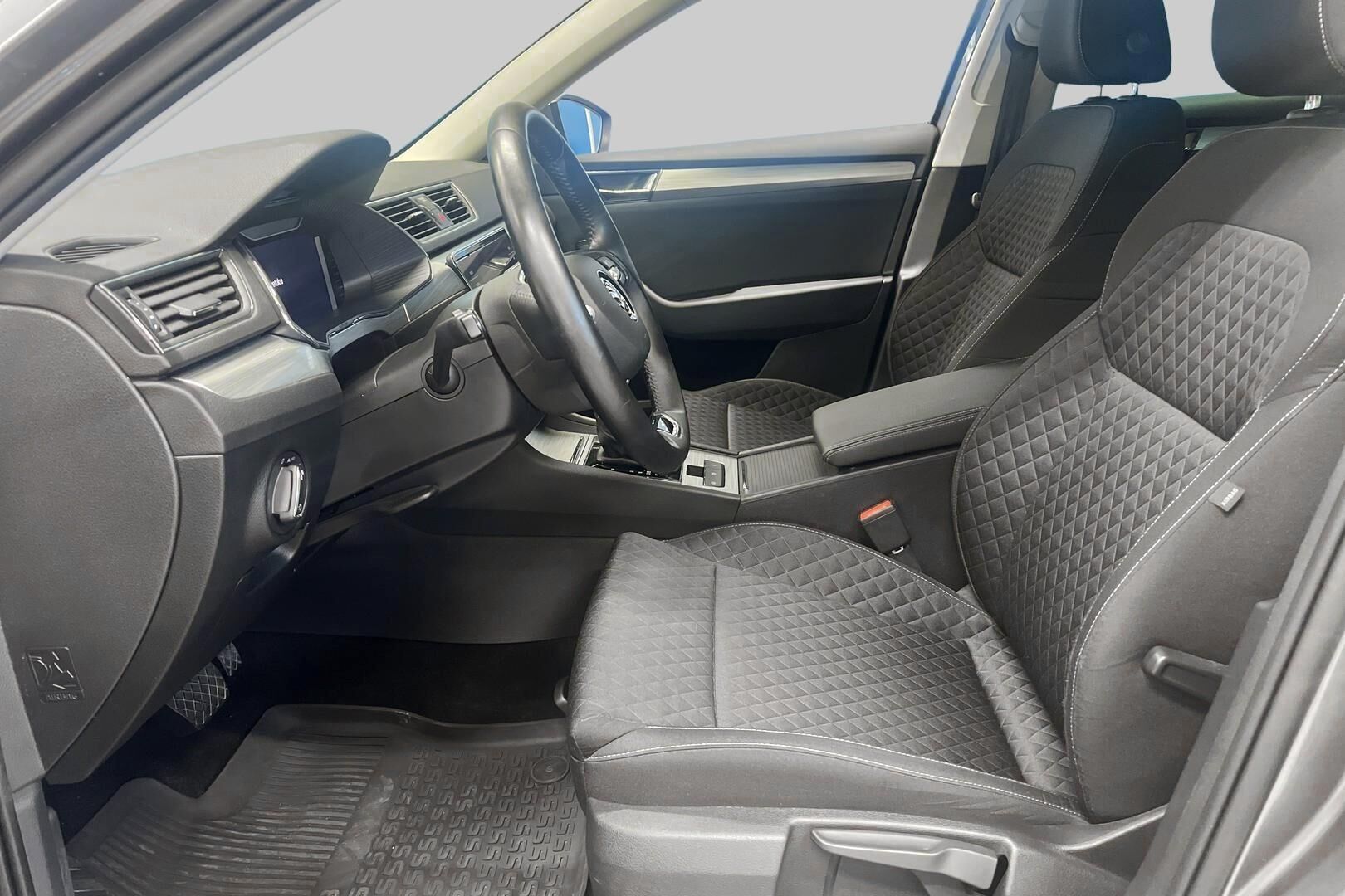 Skoda Superb iso kuva 10