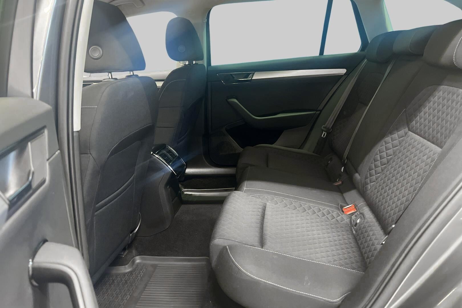 Skoda Superb iso kuva 11