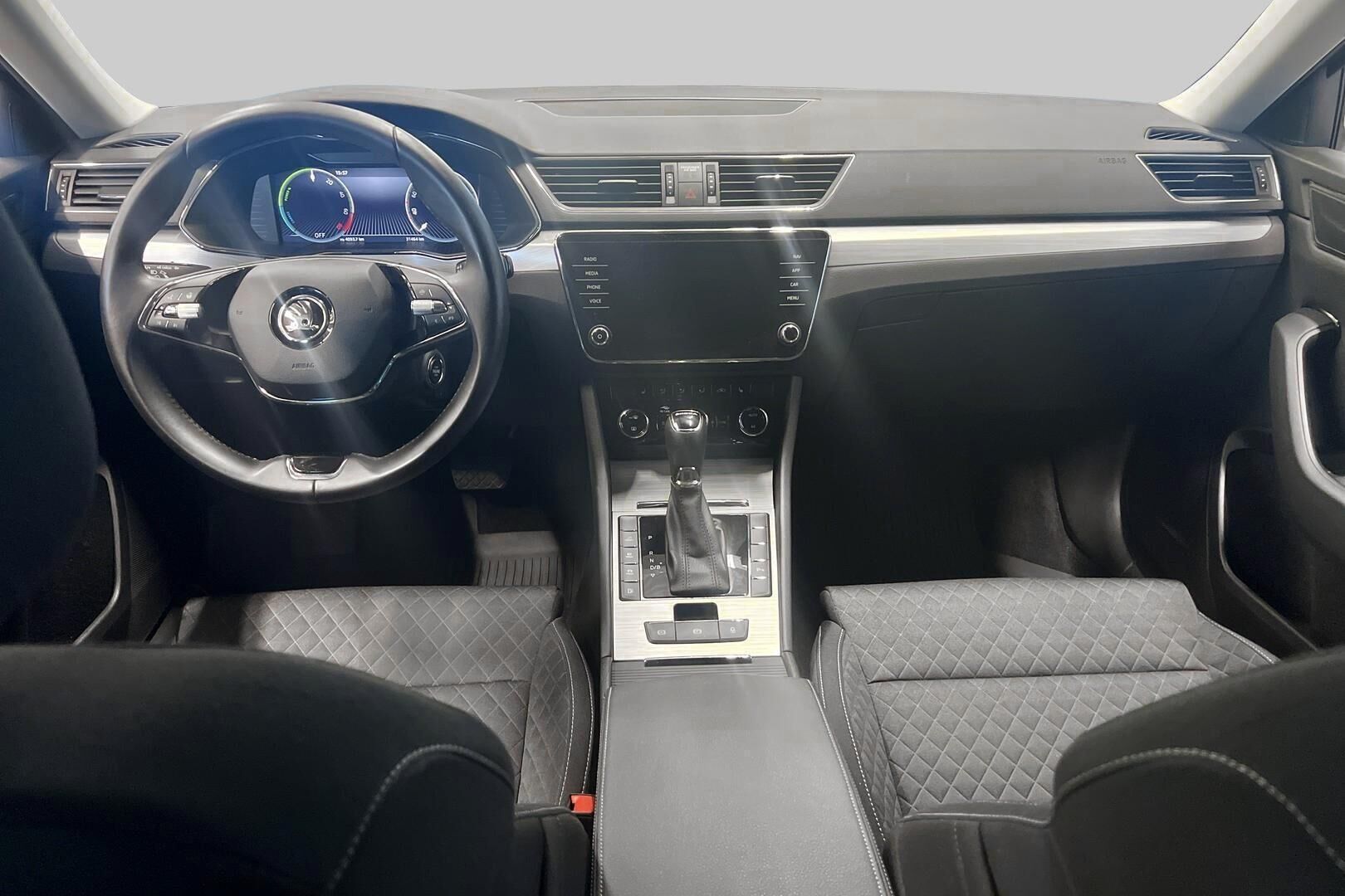 Skoda Superb iso kuva 12