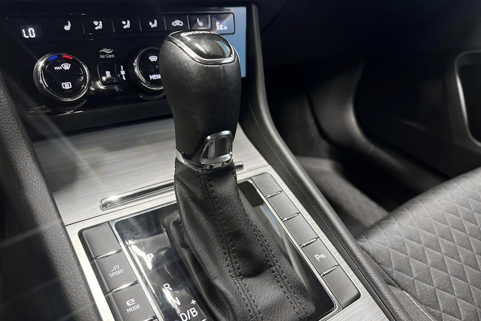Skoda Superb iso kuva 25