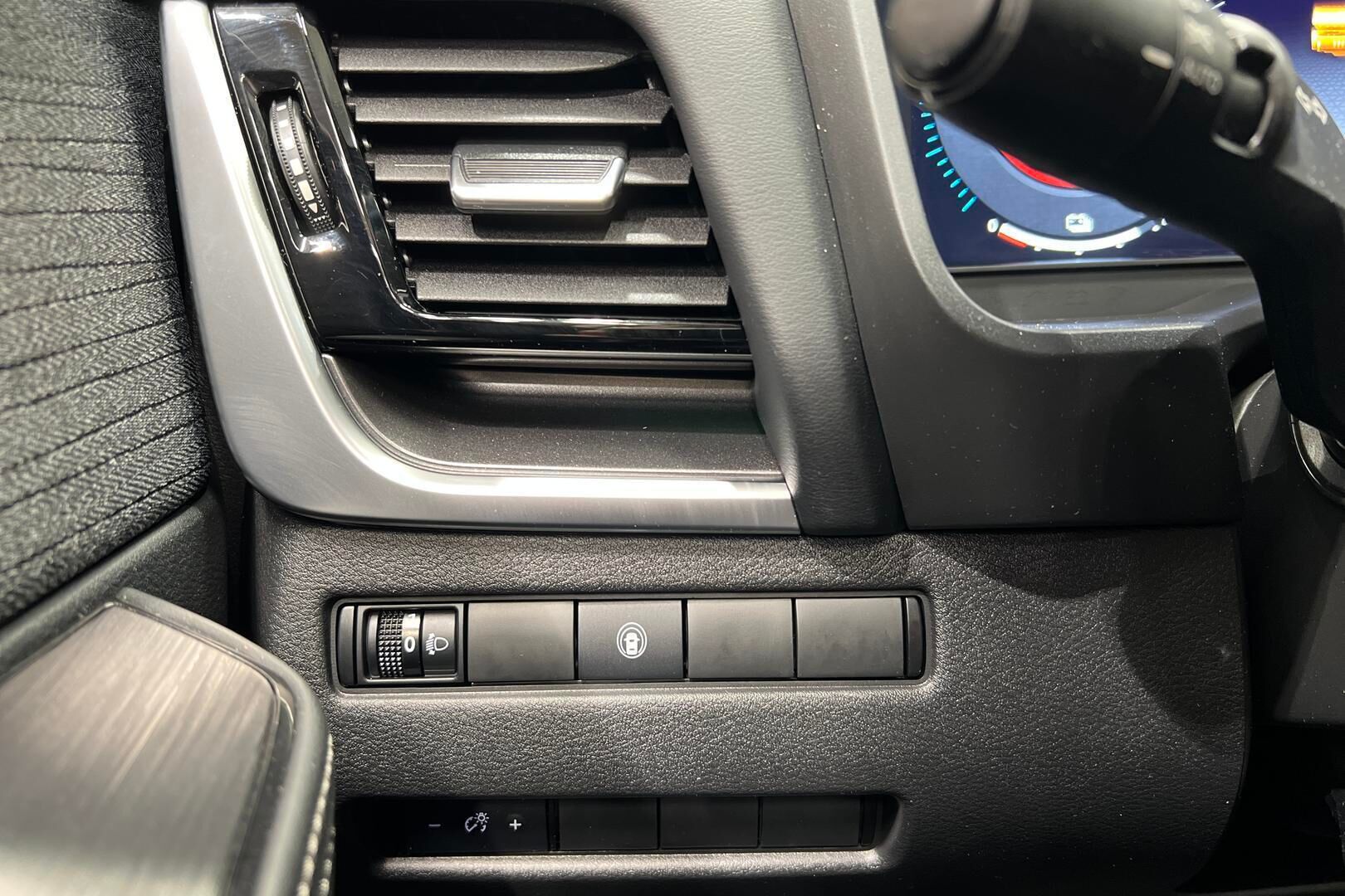 Nissan X-Trail iso kuva 15