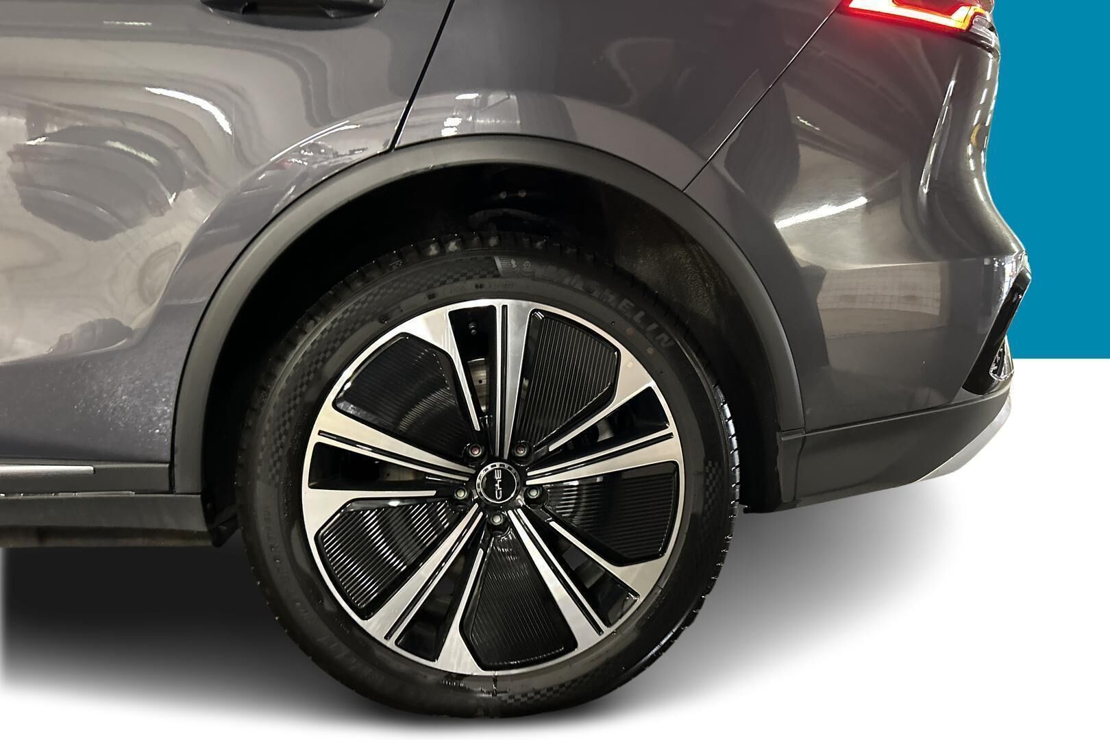 BYD TANG iso kuva 12