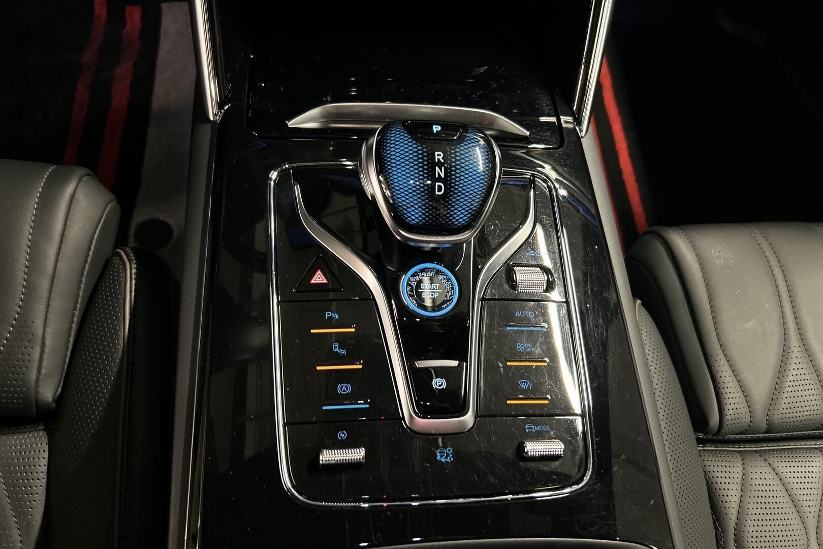 BYD TANG iso kuva 19