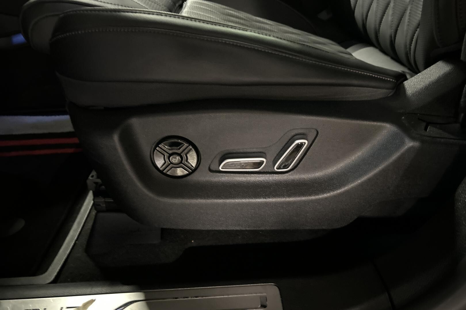BYD TANG iso kuva 24