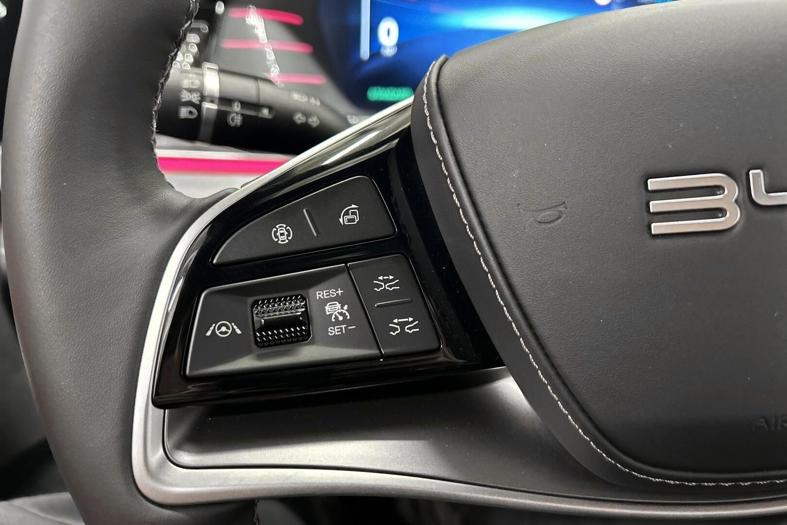 BYD Tang iso kuva 17