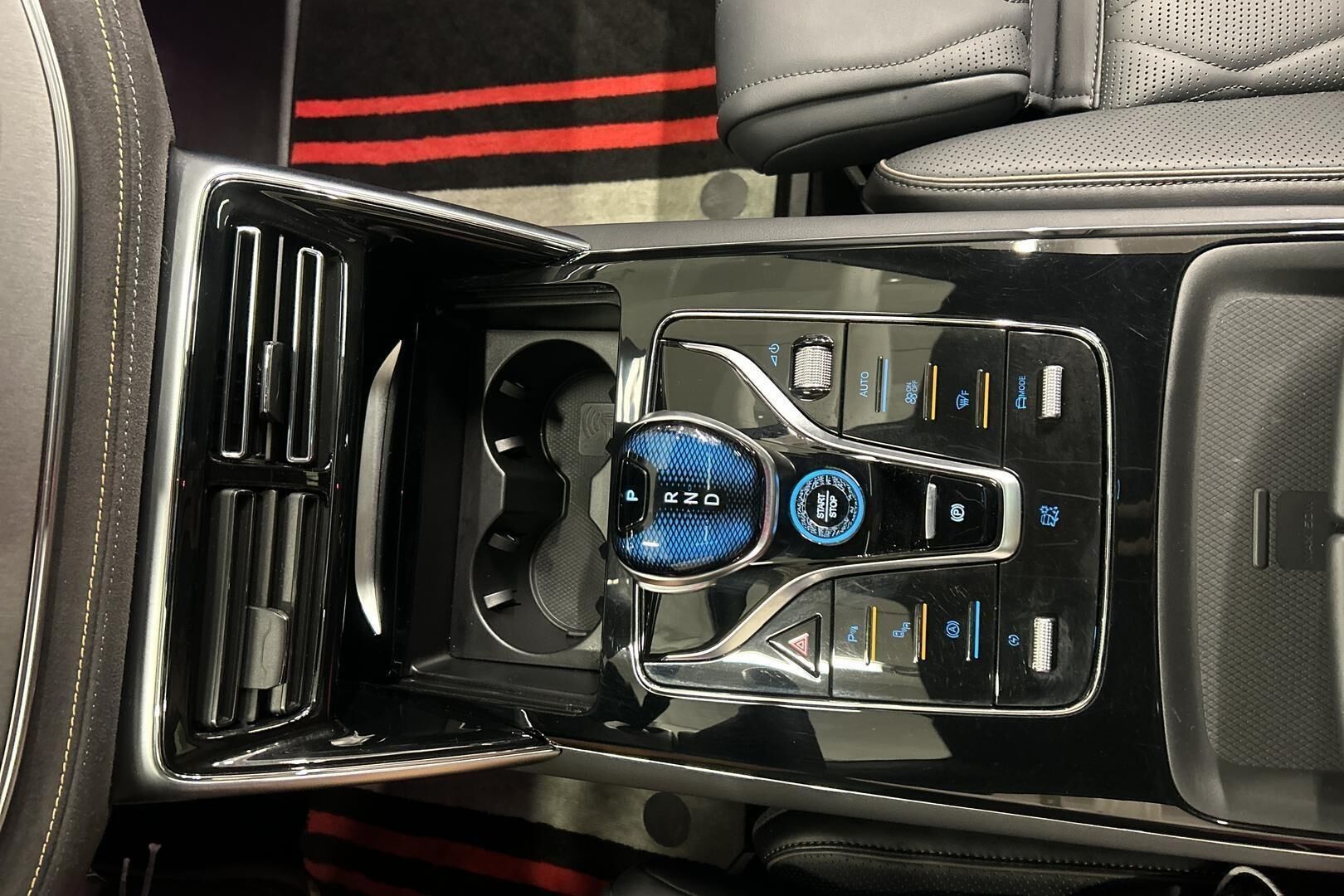 BYD TANG iso kuva 16